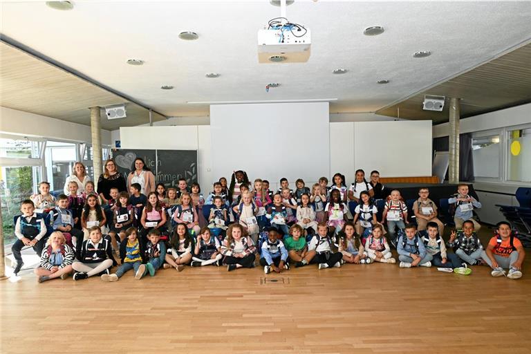 Die Erstklässler, die nun in der Walterichschule mit ihren Klassenlehrerinnen (hinten von links) Bianca Leder, Maike Kober und Melanie Ziegler durchstarten. Fotos: Elisabeth Klaper