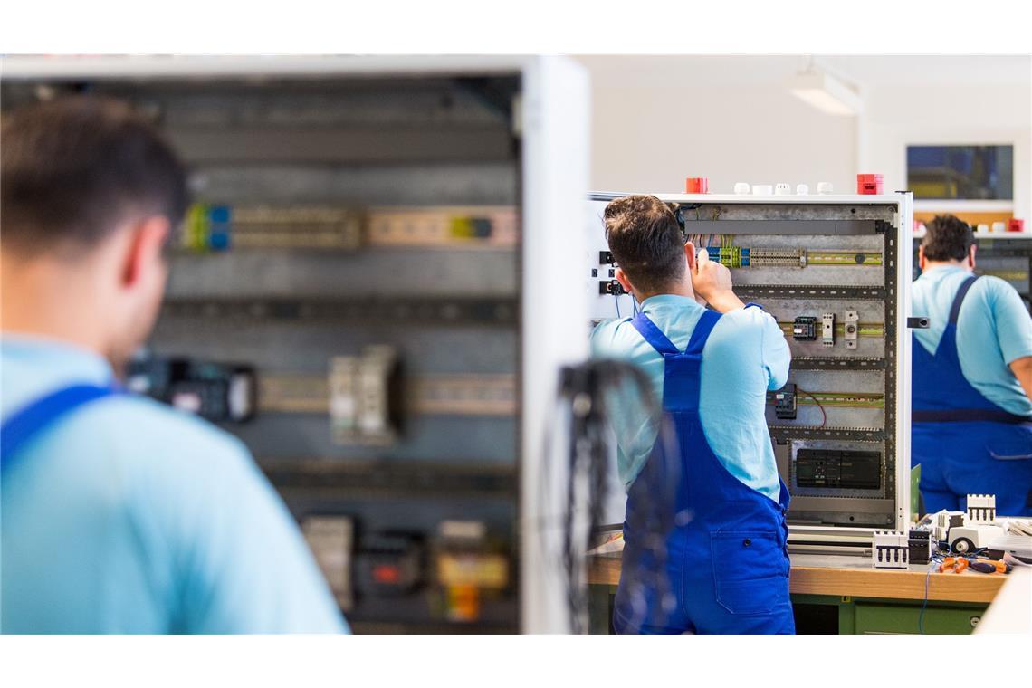 Beschäftigte leisteten 2024 weniger Arbeitsstunden Die Erwerbstätigen kamen im vergangenen Jahr auf durchschnittlich mehr als 1300 Arbeitsstunden. (Symbolbild)