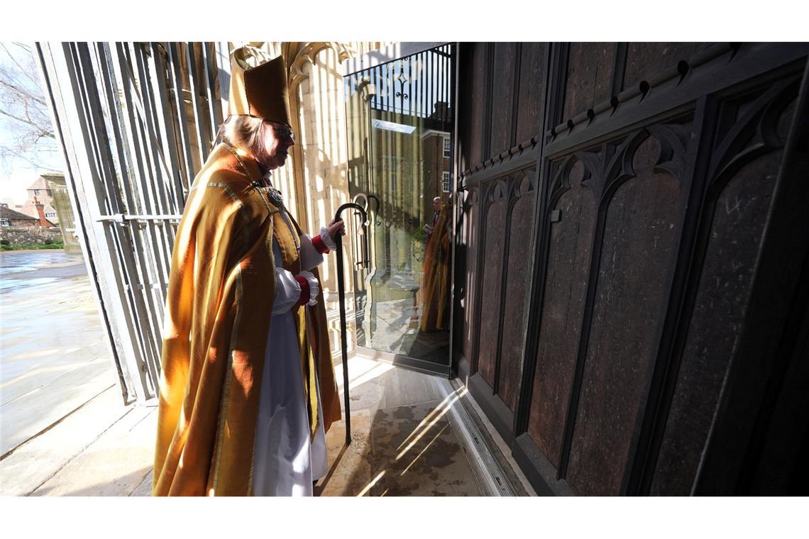Die Erzbischöfin von Canterbury, Dame Sarah Mullally, schlägt dreimal gegen das Westportal der Kathedrale von Canterbury, bevor sie in der Kathedrale von Canterbury in Kent zur 106. Erzbischöfin von Canterbury inthronisiert wird.