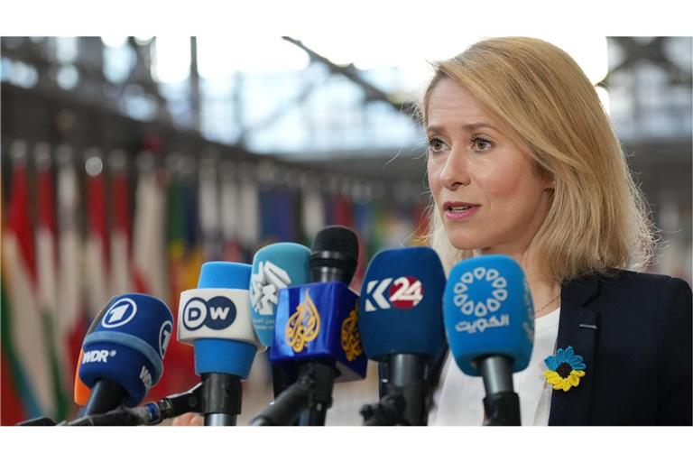 Die EU-Außenbeauftragte Kaja Kallas warnt am Rande eines Treffens der EU-Außenminister in Brüssel, dass der Krieg im Iran wegen der steigenden Energiepreise für Russland von Vorteil sei.