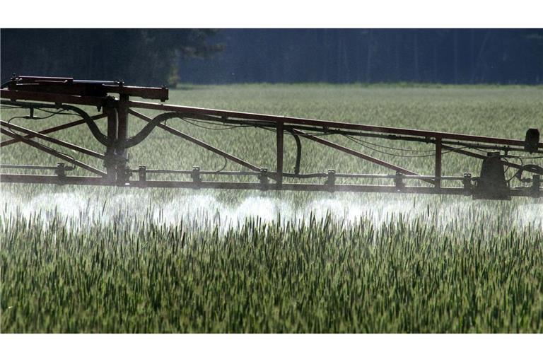 Die EU-Kommission will Pflanzenschutzmittel wie Glyphosat in der EU künftig zeitlich unbefristet zulassen. Doch die Empörung nicht nur bei Umweltschützern ist groß.