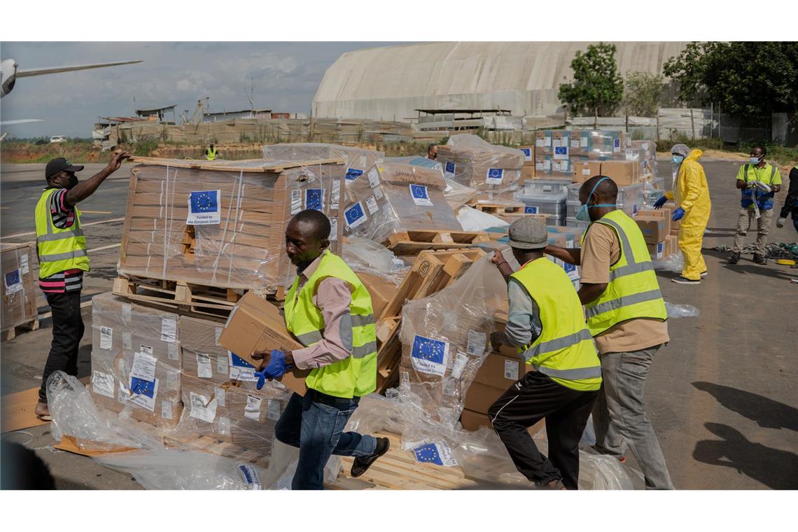 Die EU unterstützt die Bekämpfung von Ebola mit Hilfsgütern (Archivbild)