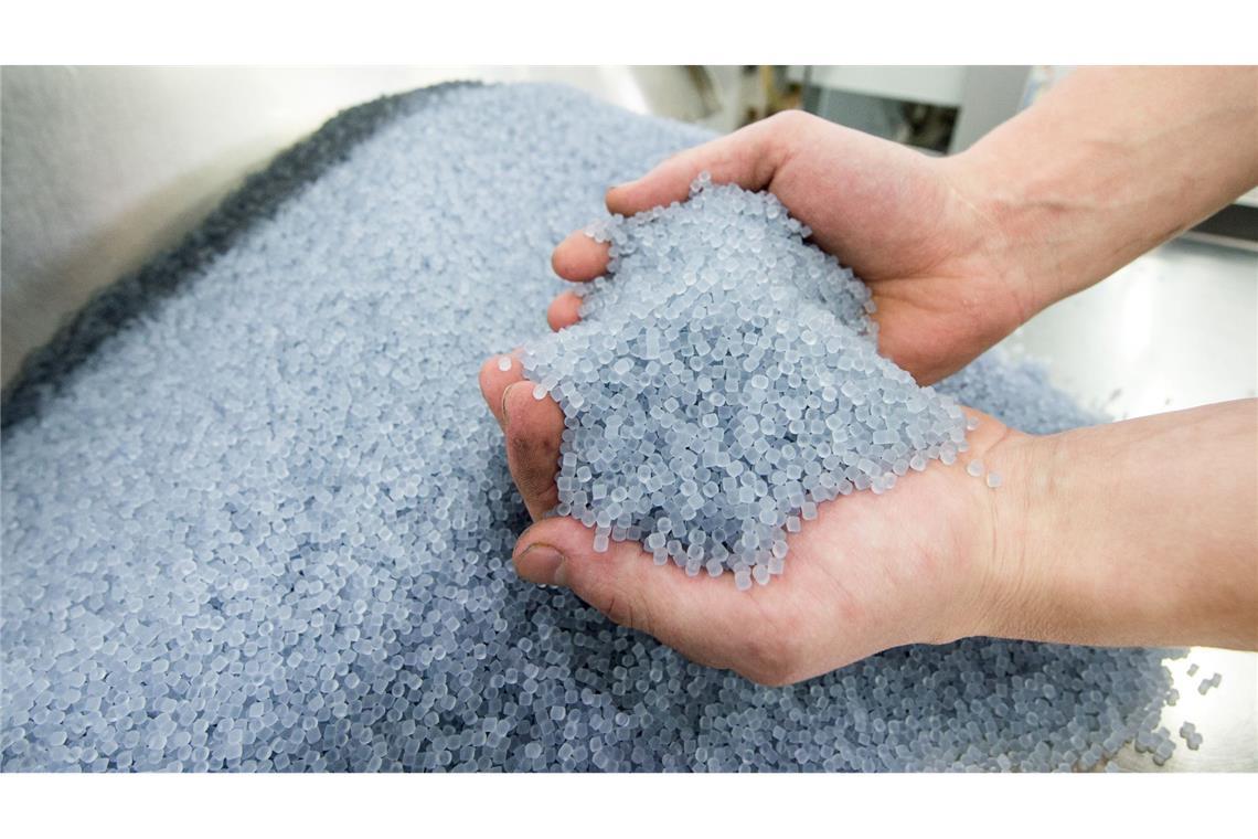 Die EU will einen sorgsameren Umgang mit Plastikteilchen.