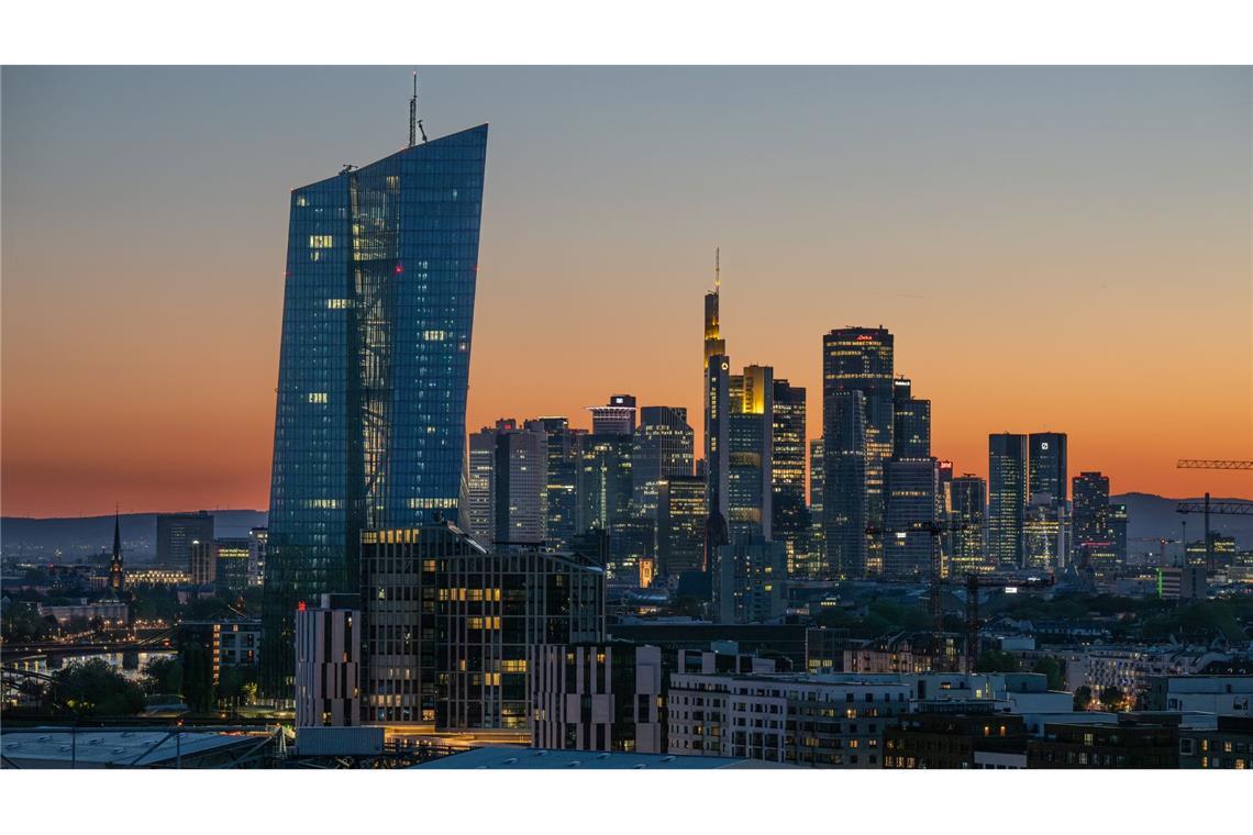 Die Europäische Zentralbank (EZB) hat die Leitzinsen im Euroraum im Juli, September, Oktober und Dezember nicht angetastet. Viele Volkswirte sehen die Talsohle der Zinssenkungen im Euroraum erreicht. (Archivbild)