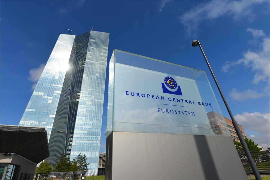 Die Europäische Zentralbank hält die Leitzinsen stabil. Für 2025 erwartet sie eine Inflation von 2,1 Prozent und ein Wirtschaftswachstum von 1,2 Prozent.