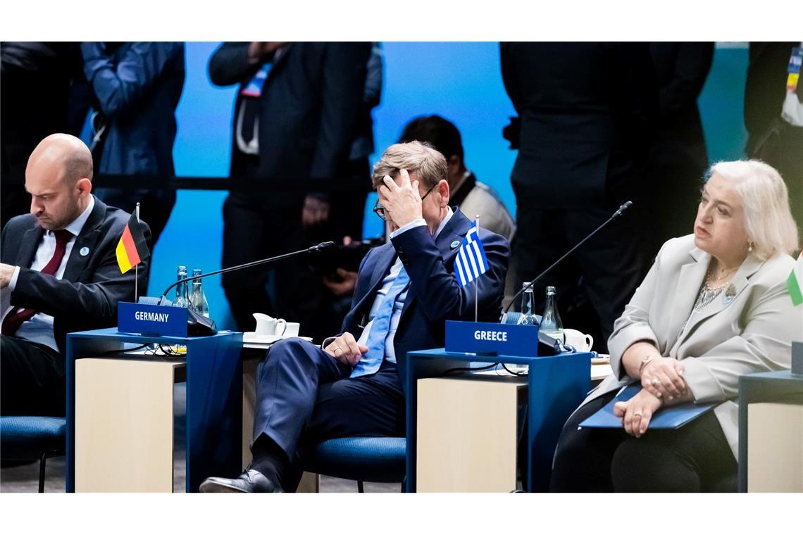 Die europäischen Alliierten müssen nun beraten, was sie Trump beim Gipfel anbieten können. Hier sind der deutsche Außenminister Johann Wadephul (CDU, M) und seine Kollegen aus Frankreich und Griechenland zu sehen.