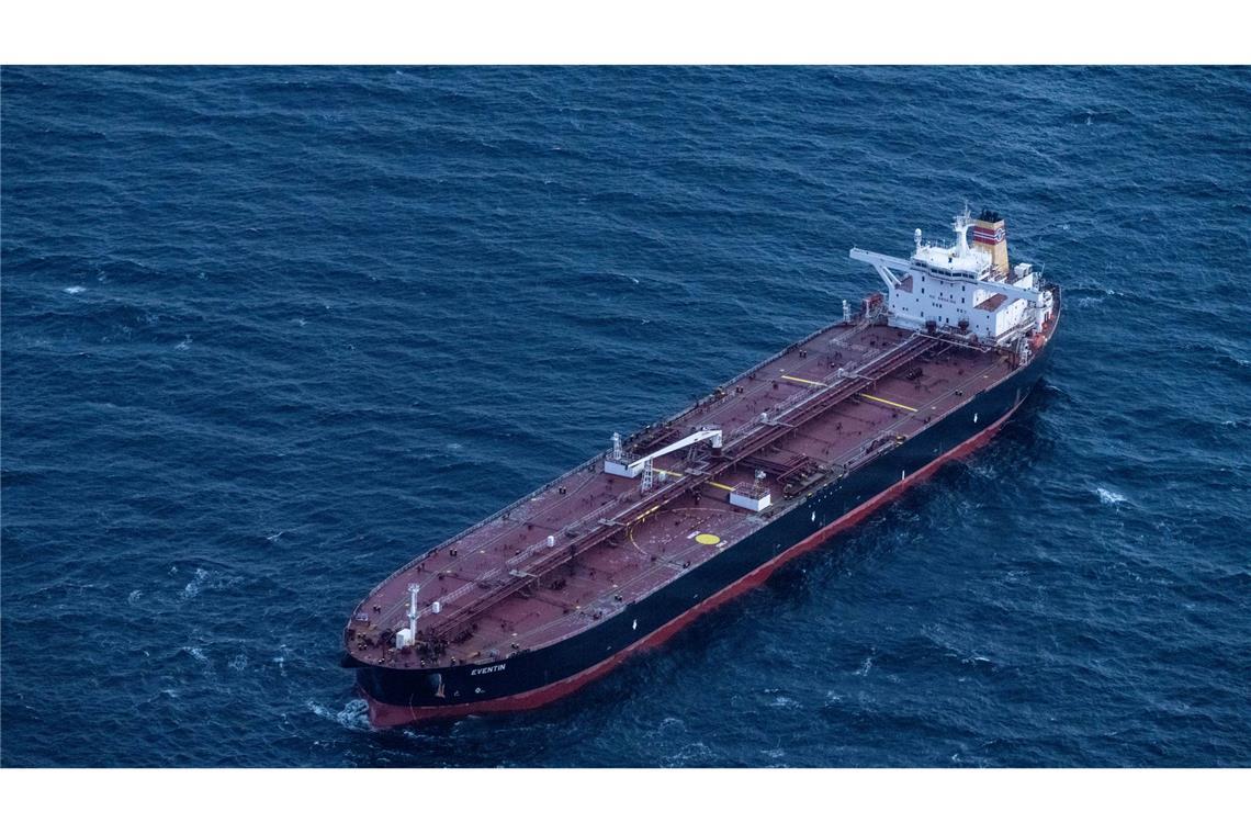 EU-Staaten setzen Tanker "Eventin" auf Sanktionsliste Die "Eventin" trieb im Januar stundenlang manövrierunfähig in der Ostsee. (Archivbild)
