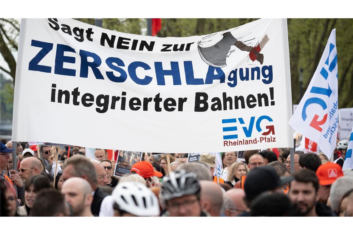 Gewerkschaft demonstriert gegen Pläne zur Bahn-Zerschlagung Die EVG kämpft seit Jahren gegen eine mögliche Aufspaltung der Bahn. (Archivbild)