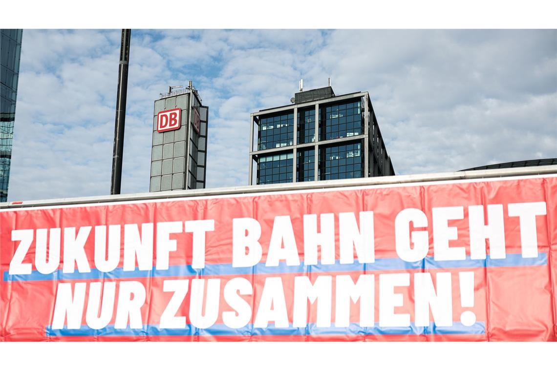 Tarifvertrag bei der Bahn steht - Warnstreiks abgewendet Die EVG wehrt sich vehement gegen eine Zerschlagung des Bahn-Konzerns. (Archivbild)