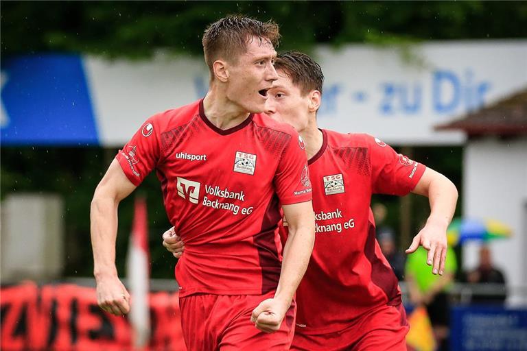 Die Ex-Backnanger Leon (links) und Loris Maier tragen ab sofort wieder dieselben Trikotfarben. Die Brüder wechseln zum Regionalliga-Aufsteiger SG Sonnenhof Großaspach, bei dem sie einen Kontrakt bis zum Sommer 2027 unterschrieben haben. Archivfoto: Alexander Becher