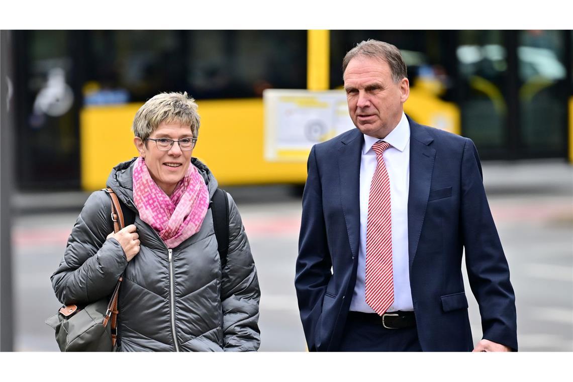 Kramp-Karrenbauer gewinnt gegen Merz-Kandidaten