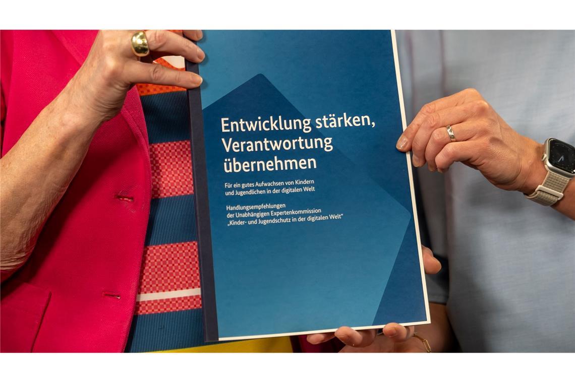 Die Expertenkommission "Kinder und Jugendschutz in der digitalen Welt" hat insgesamt 56 Empfehlungen.