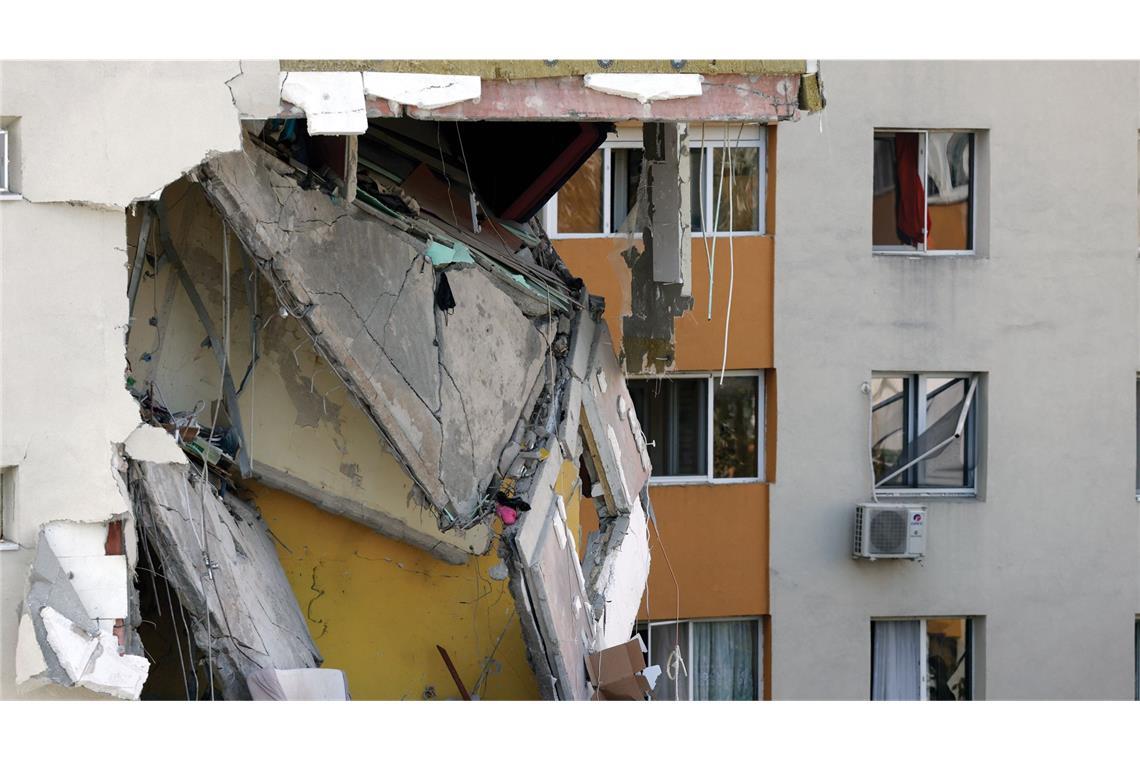 Drei Tote nach Explosion in Wohnhaus Die Explosion hat ein großes Loch in das Haus gerissen.