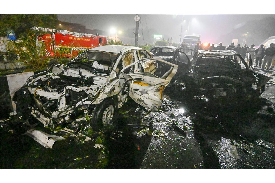 Die Explosion in Neu-Delhi habe Berichten zufolge ein Feuer ausgelöst. Mehrere andere Fahrzeuge seien beschädigt worden.
