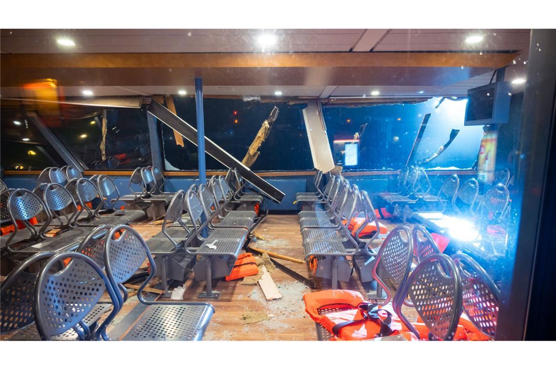 Transportschiff stößt auf Elbe gegen Fähre - Elf Verletzte Die Fähre kollidierte mit einem Lastenkran.