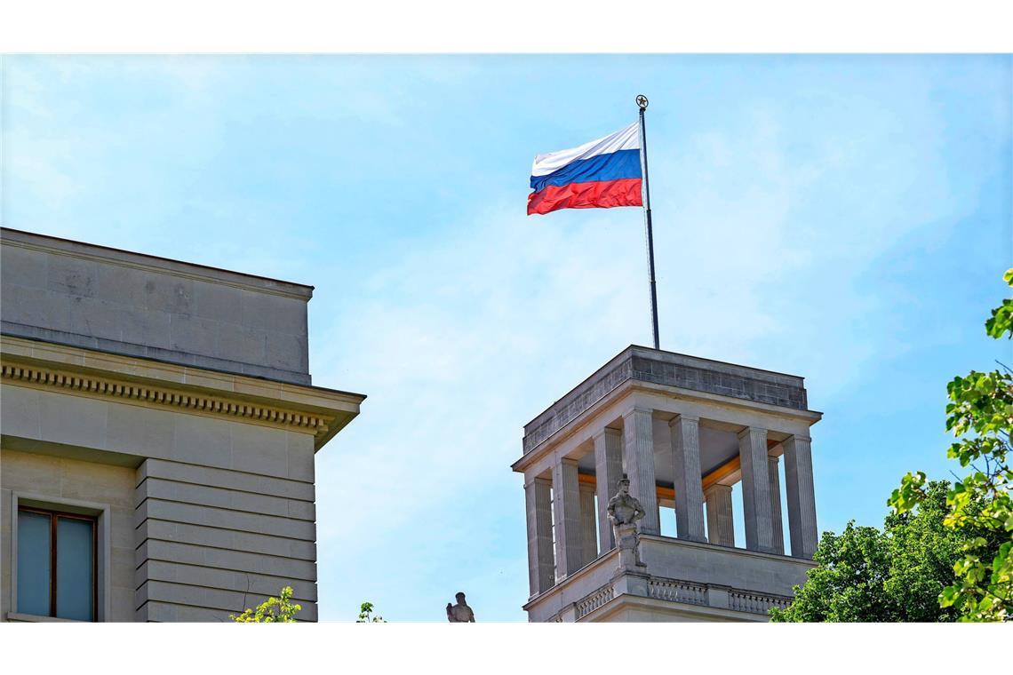 Die Fahne weht über der russischen Botschaft Unter den Linden. (Symbolbild)