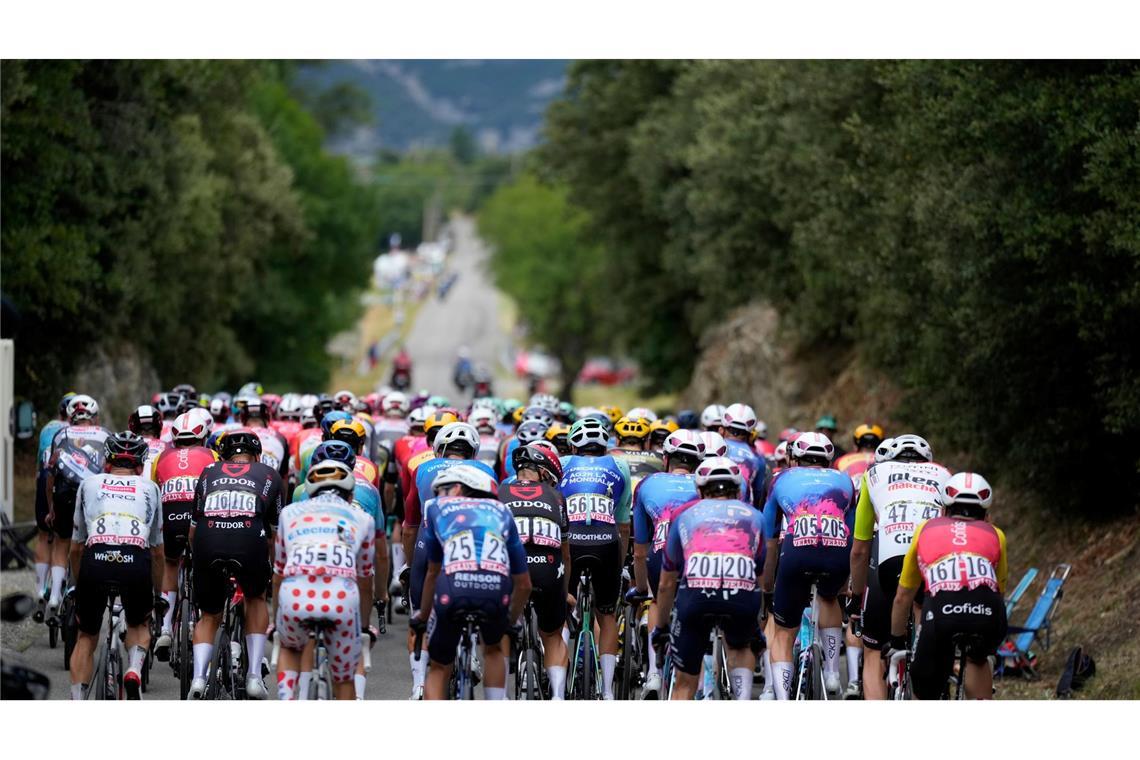 Die Fahrer auf der 17. Etappe der Tour de France auf dem Weg nach Valence.