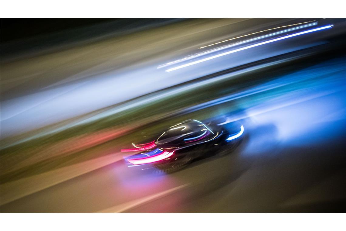 Die Fahrer lieferten sich in Reutlingen und auf der B28 ein illegales Autorennen. (Symbolbild)