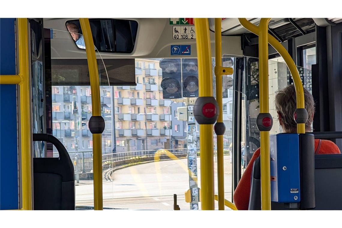 Seniorin stürzt in Bus - doch der fährt einfach weiter Die Fahrerin eines Linienbusses ist weitergefahren, obwohl eine ältere Frau beim Anfahren gestürzt und verletzt liegengeblieben ist (Symbolfoto).