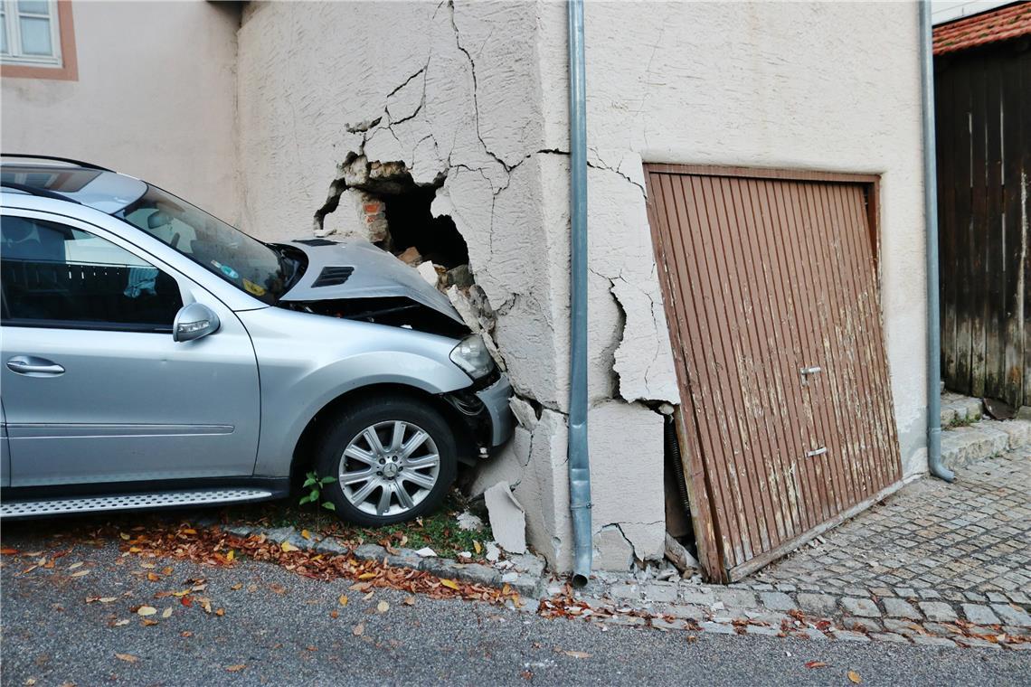 Autofahrerin fährt in Hauswand und verursacht 200 000 Euro Sachschaden Die Fahrerin ist an der Unfallstelle notärztlich versorgt worden. Kevin Lermer/7aktuell.de