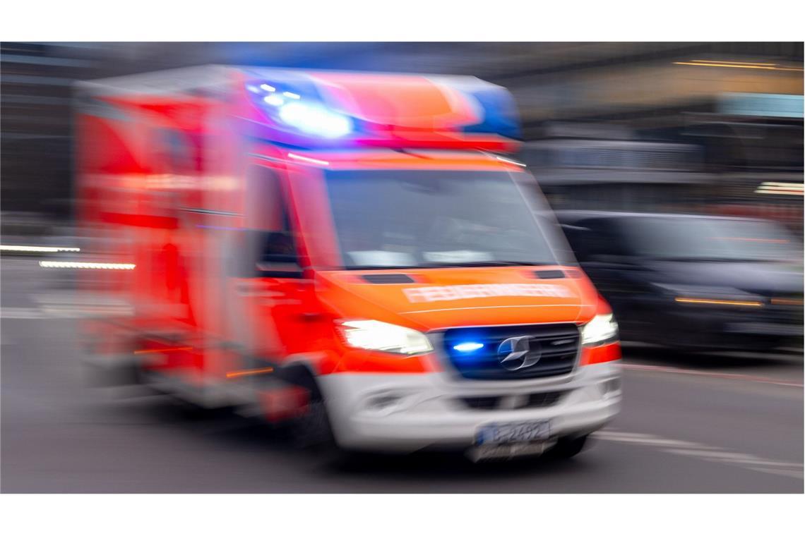 Lkw kracht in Auto – Frau leicht verletzt Die Fahrerin wurde leicht verletzt und musste in ein Krankenhaus gebracht werden (Symbolbild).