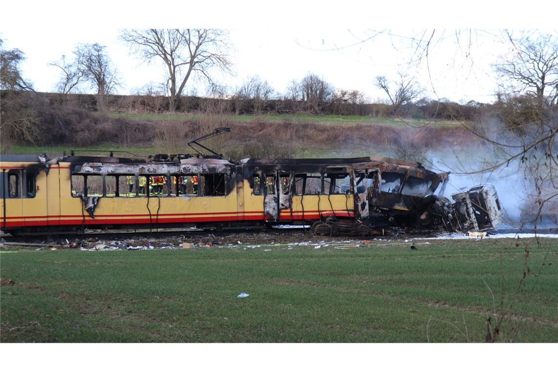 Stadtbahnfahrerin unter den Toten – Ermittlungen zur Katastrophe Die Fahrgäste wurden von der Feuerwehr betreut.