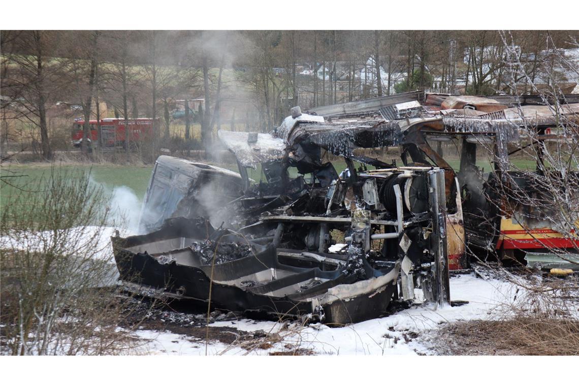 Inferno an Bahnübergang: Drei Tote bei Unfall mit Tanklaster Die Fahrzeuge brannten aus.
