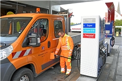 Die Fahrzeuge des Weissacher Bauhofs werden aktuell noch in Unterweissach betankt. In naher Zukunft soll es auf dem Bauhofgelände eine Tankstelle geben, die langfristig laufende Kosten einsparen kann. Foto: Tobias Sellmaier