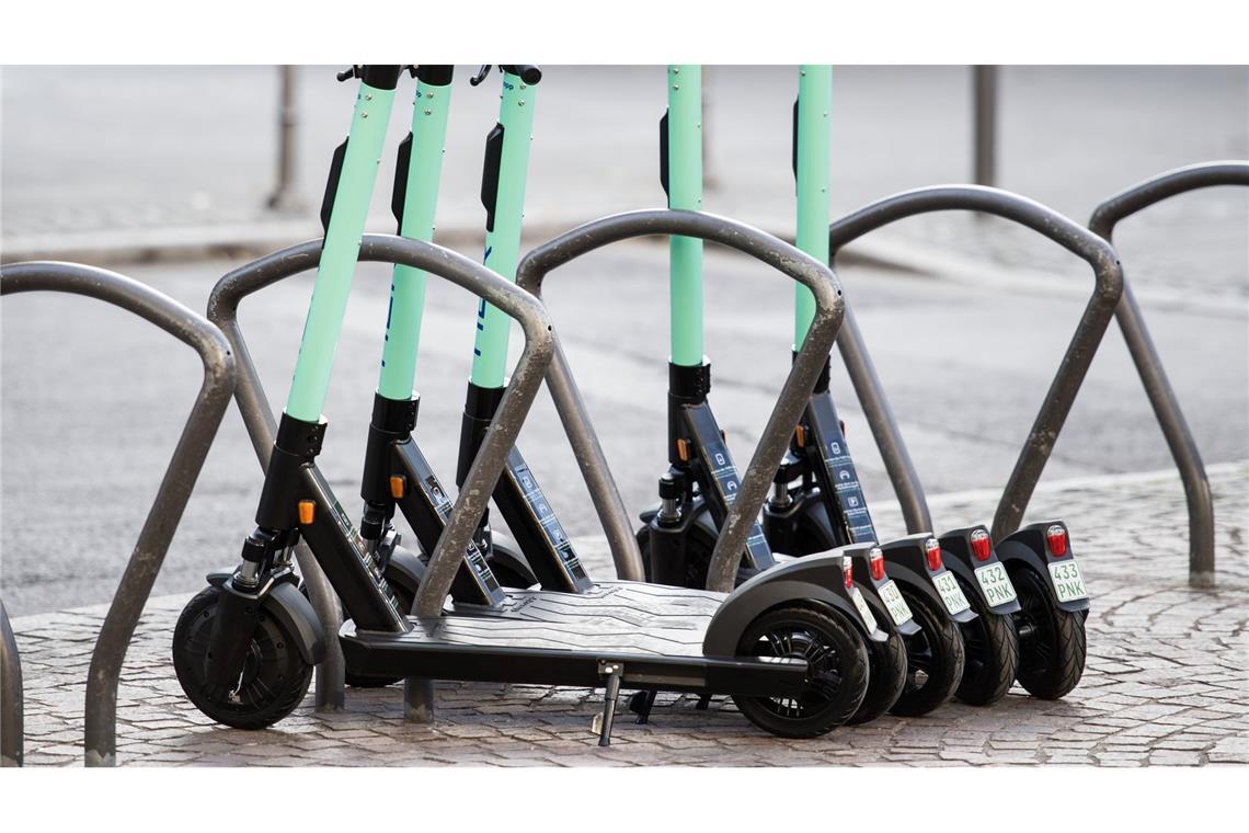 Prag sagt Nein zu Miet-E-Scootern Die Fahrzeuge von Anbietern wie Bolt und Lime lassen sich per Smartphone-App anmieten. (Symbolbild)