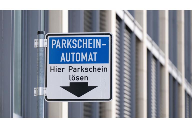 Die falschen QR-Codes werden auf Parkscheinautomaten geklebt. (Symbolbild)