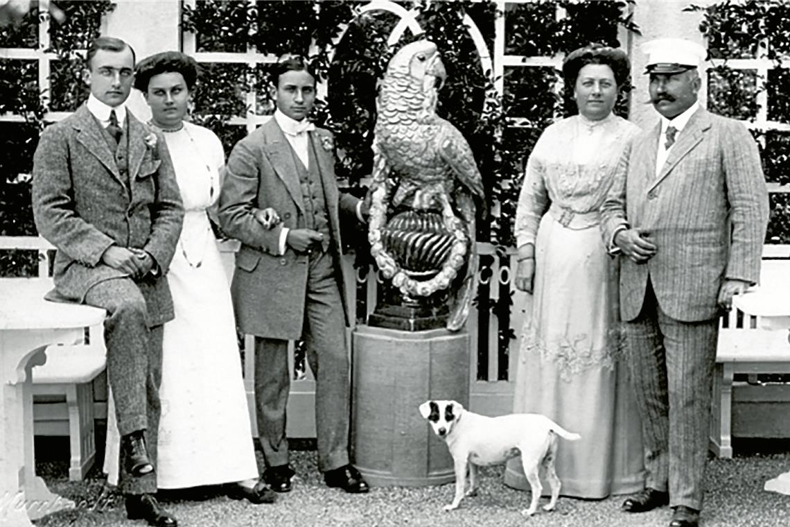 Die Familie 1911 (von rechts): Robert und Martha Franck gemeinsam mit ihren Kindern Otto, Marianne und Wilhelm. Die Aufnahme stammt aus dem Fundus der Villa Franck, findet sich auch auf der aktuellen Homepage von Haus und Anwesen – und ziert das Titelblatt von Krauters Arbeit.