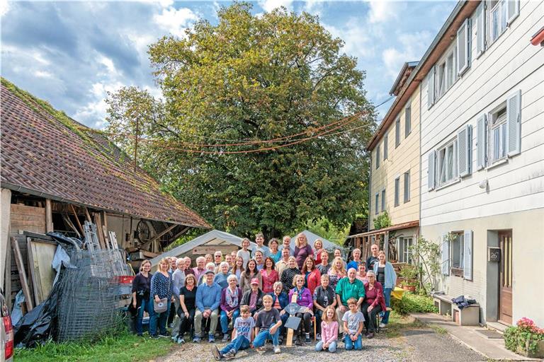 Die Familie hat sich unter der Friedenslinde versammelt, die Ernst Braun damals pflanzte. Urenkel Silas Hammel hat als Imker Honig aus den Lindenblüten des Baums für alle hergestellt, zudem gibt es Lindenblütentee von Else Braun. Fotos: Stefan Bossow