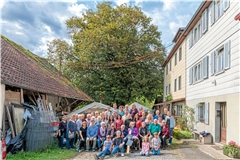 Die Familie hat sich unter der Friedenslinde versammelt, die Ernst Braun damals pflanzte. Urenkel Silas Hammel hat als Imker Honig aus den Lindenblüten des Baums für alle hergestellt, zudem gibt es Lindenblütentee von Else Braun. Fotos: Stefan Bossow