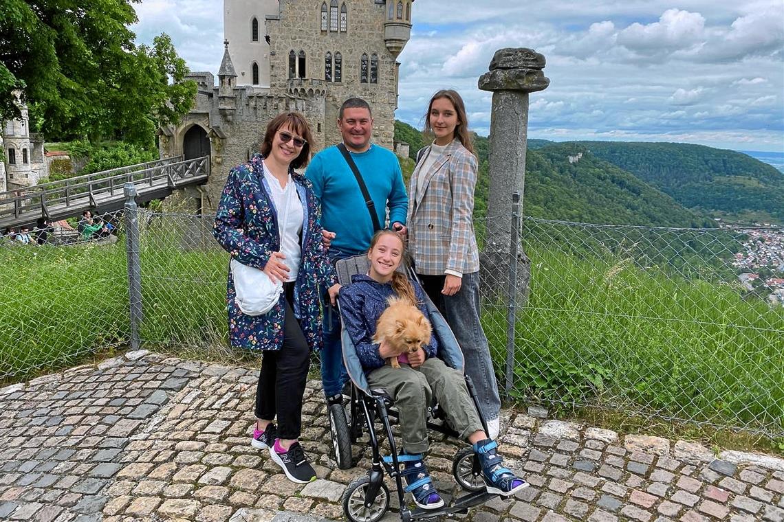 Die Familie im vergangenen Jahr bei einem Ausflug auf der Schwäbischen Alb – vor Schloss Lichtenstein – mit Olena Butova, ihrem Mann Dmytriy Butov und den beiden Töchtern Polina und Kira (vorne). Familienmitglied Nummer fünf ist Bella. Die kleine Hündin war vier Monate alt, als Kira sie zum Geburtstag bekam. Fotos: privat