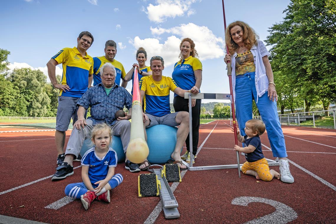 Für eine gute Zukunft der Leichtathletik Die Familie Kühnert hat bei der LG Weissacher Tal alles im Griff: Nico Hettich, Pascal Kühnert, Manfred Kühnert, Vivian Muth, Timo Kühnert, Sinje Hettich und Dorothea Kühnert (von links) mit der dreijährigen Marie und der knapp einjährigen Lea. Foto: Alexander Becher