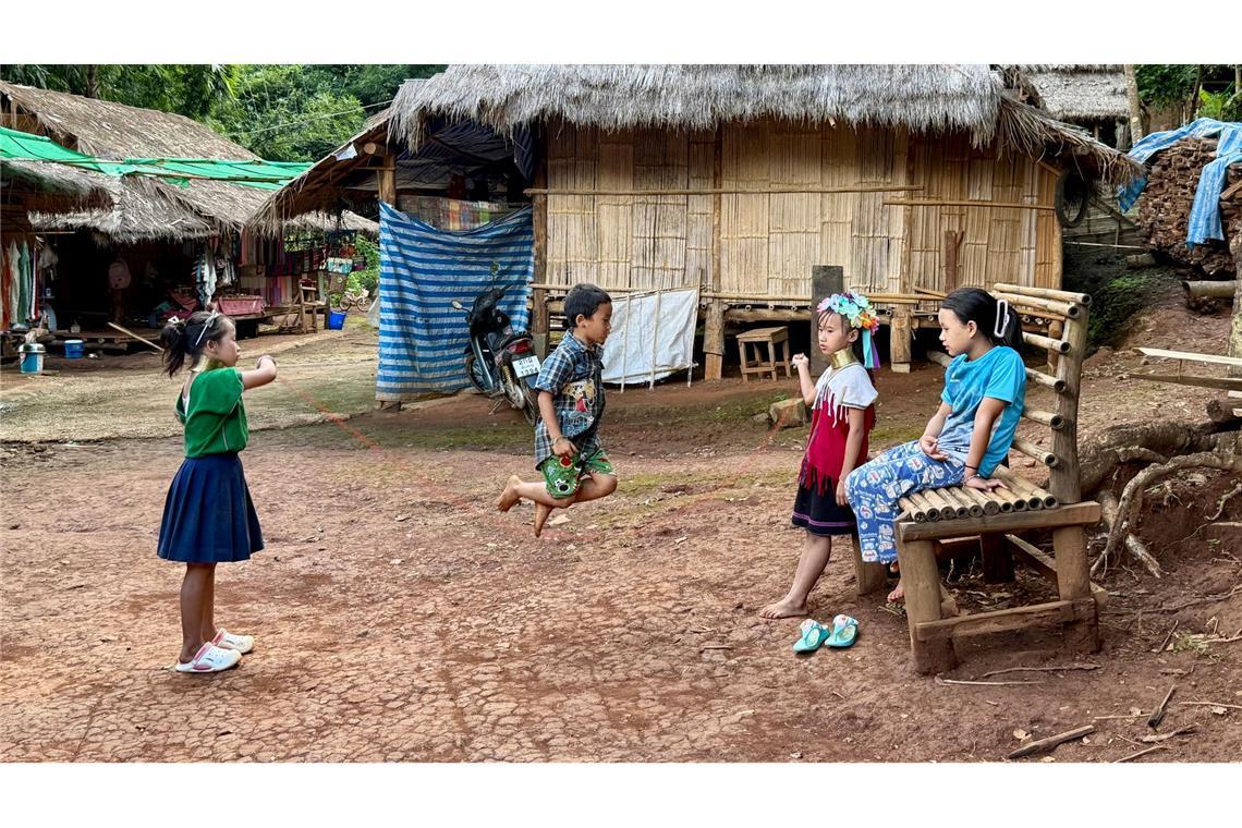 Bei den Langhalsfrauen von Chiang Rai: Kultur oder Kommerz? Die Familien der Volksgruppe der Kayan Lahwi leben in Thailand unter einfachsten Bedingungen in eigens eingerichteten Dörfern.