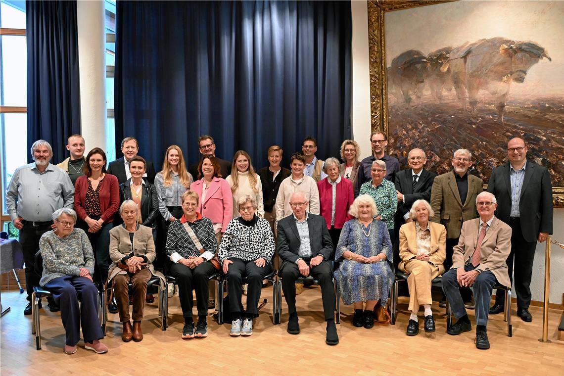 Die Familienmitglieder haben bei ihrem Treffen auch die Kunstsammlung besucht, durch die sie Bürgermeister Armin Mößner (rechts) führte. Organisiert hat die siebte Zusammenkunft Heinz Scheib (sitzend, rechts). Mit von der Partie war auch Jolyon Naegele, Sohn von Thomas Naegele (stehend, Zweiter von rechts). Foto: Elisabeth Klaper