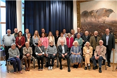 Die Familienmitglieder haben bei ihrem Treffen auch die Kunstsammlung besucht, durch die sie Bürgermeister Armin Mößner (rechts) führte. Organisiert hat die siebte Zusammenkunft Heinz Scheib (sitzend, rechts). Mit von der Partie war auch Jolyon Naegele, Sohn von Thomas Naegele (stehend, Zweiter von rechts). Foto: Elisabeth Klaper