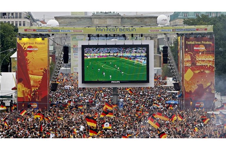 Die Fanmeile am Brandenburger Tor war 2006 bestens gefüllt. (Archivbild)