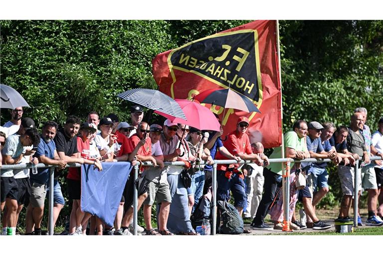 Die Fans des Verbandsligisten FC Holzhausen freuen sich auf das Gastspiel der Kickers im WFV-Pokal-Halbfinale.        


Foto: IMAGO/Ulmer II