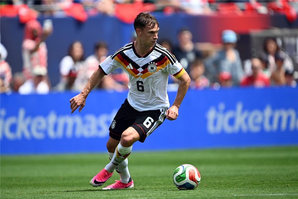 Die Fans fiebern dem deutschen WM-Spiel mit Joshua Kimmich gegen Paraguay entgegen.