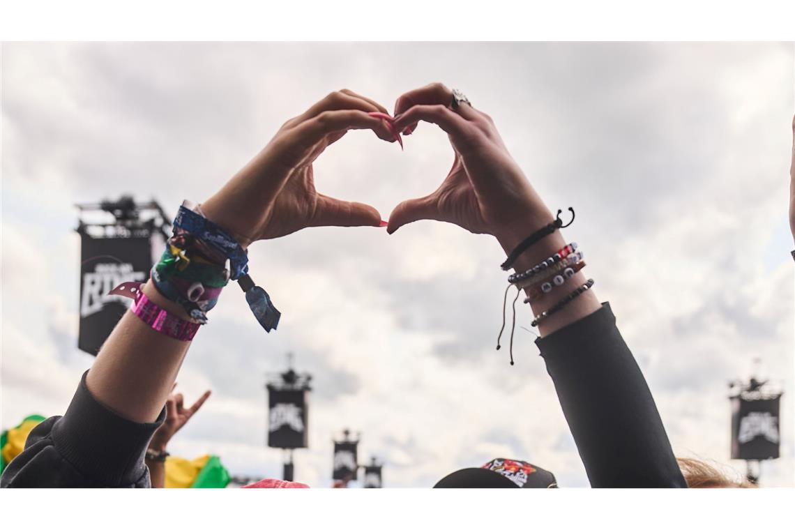 Festivaltag zwei: Regen bei Rock im Park, Wolken am Ring Die Fans freuen sich auf Festivaltag Nummer zwei.