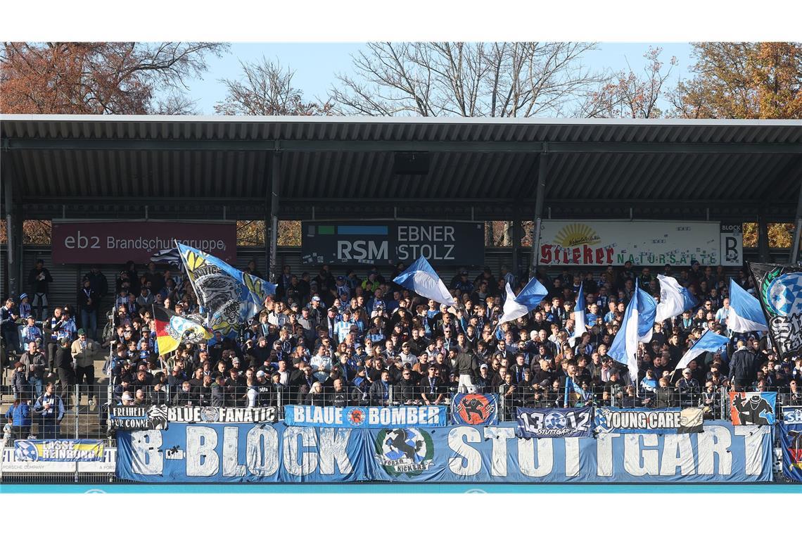 Das Motto der Blauen: Hauptsache gewonnen Die Fans im B-Block standen wie immer wie eine Eins hinter der Mannschaft.