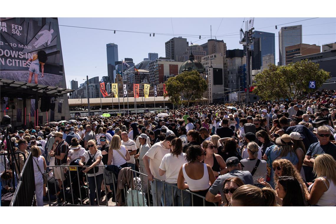 Robbie Williams überrascht mit Gratis-Konzert in Melbourne Die Fans kamen in Strömen zu dem überraschenden Gig.