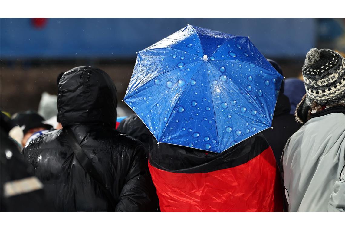 Die Fans ließen sich vom miesen Wetter nicht aufhalten.