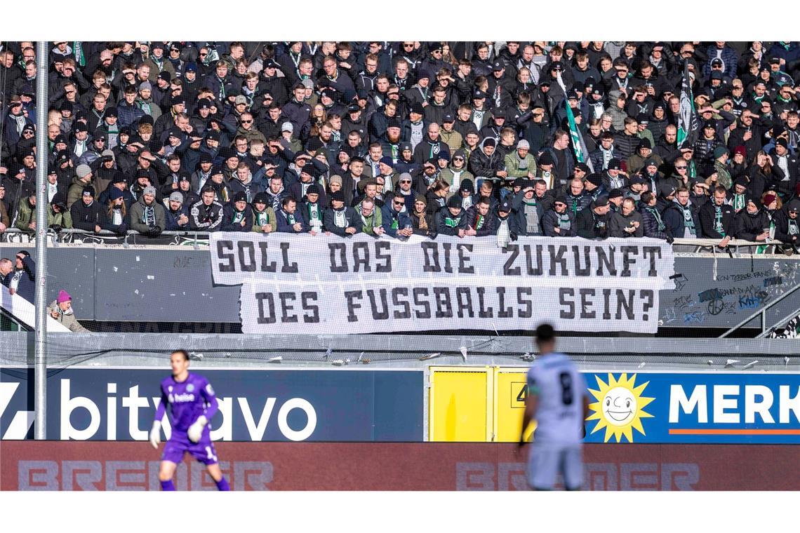 Die Fans protestieren weiter gegen die geplanten Maßnahmen der Politik in Fußball-Stadien, hier Anhänger von Hannover 96.