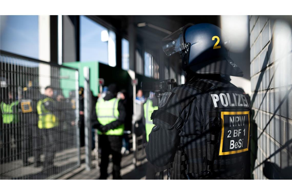 Die Fans stören sich oft auch an der Polizei-Präsenz.