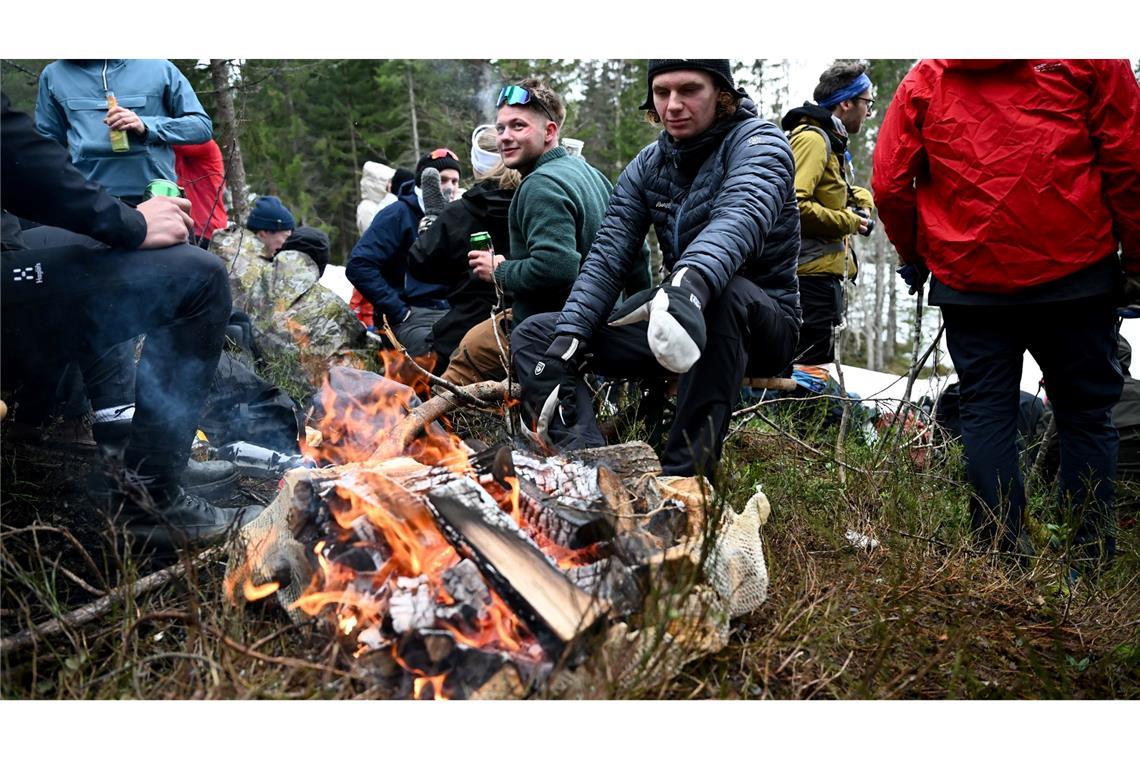 Erst Wind, dann Blech: Skispringer gehen bei WM leer aus Die Fans trotzten Regen und Wind.