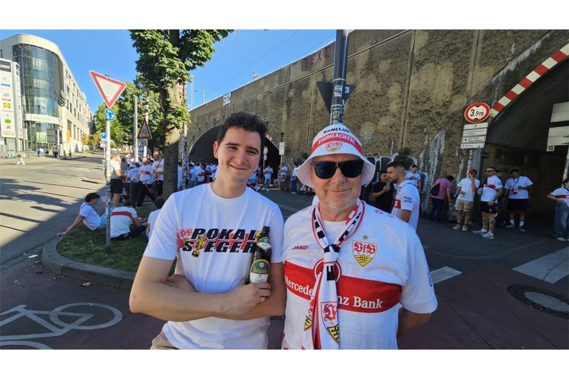 Die Fans versammeln sich zur Karawane.