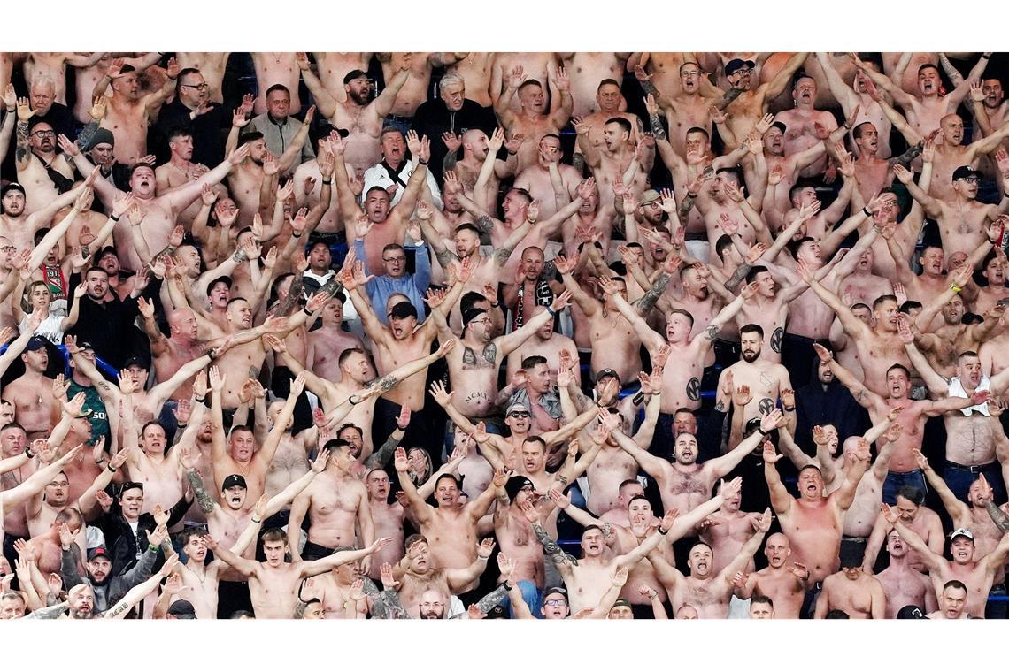 Bilder des Tages Die Fans von Legia Warschau feiern auf der Tribüne, nachdem Tomas Pekhart im Viertelfinal-Rückspiel der UEFA Conference League gegen Chelsea an der Stamford Bridge in London das erste Tor ihrer Mannschaft erzielt hat.